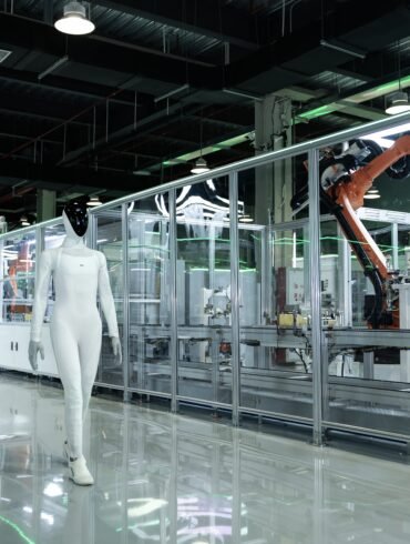 XPENG IRON humanoider Roboter vor der neuen automatisierten Produktionslinie