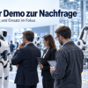 Einkäufer und Industrievertreter bewerten humanoide Roboter und Automatisierungslösungen in einer Fabrikumgebung