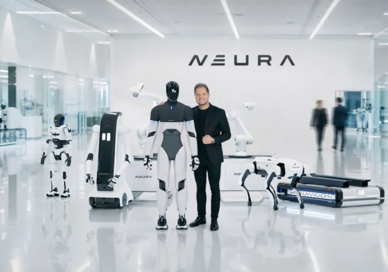 NEURA Robotics Gründer David Reger mit Robotern des Unternehmens