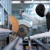 Humanoider Roboter in einer industriellen Arbeitsumgebung