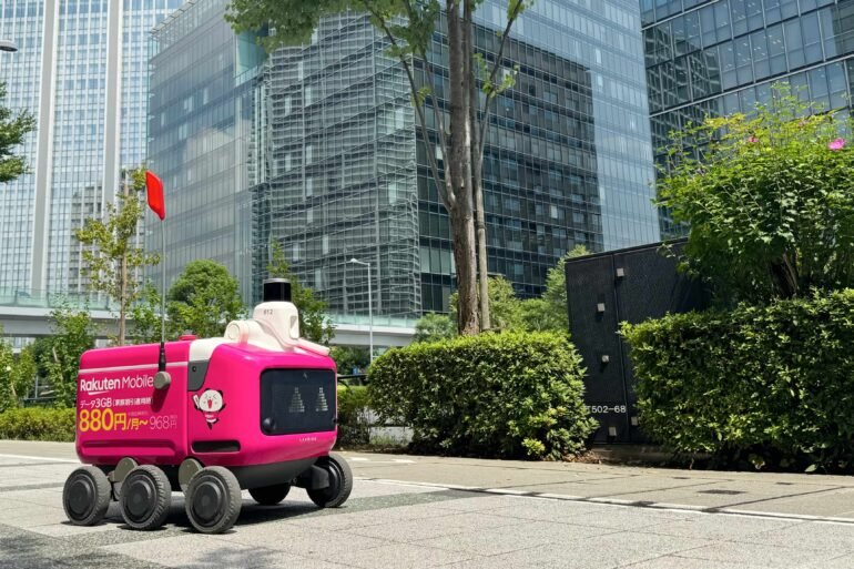 Rakuten Lieferroboter im Stadtteil Toyosu in Tokio
