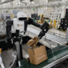Humanoider Roboter von CJ Logistics im Olive-Young-Logistikzentrum