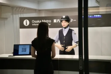 Humanoider Roboter bei Osaka Metro im Gespräch mit einem Fahrgast