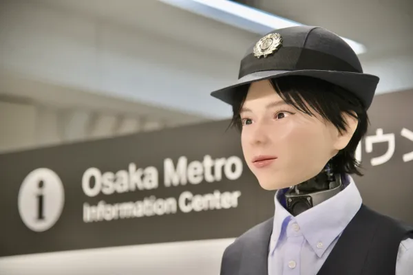 Humanoider Stationsmitarbeiter von KDDI und AVITA bei Osaka Metro