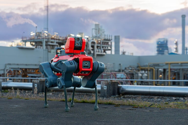 ANYmal X von ANYbotics bei einer autonomen Inspektion in einer explosionsgefährdeten Industrieanlage.