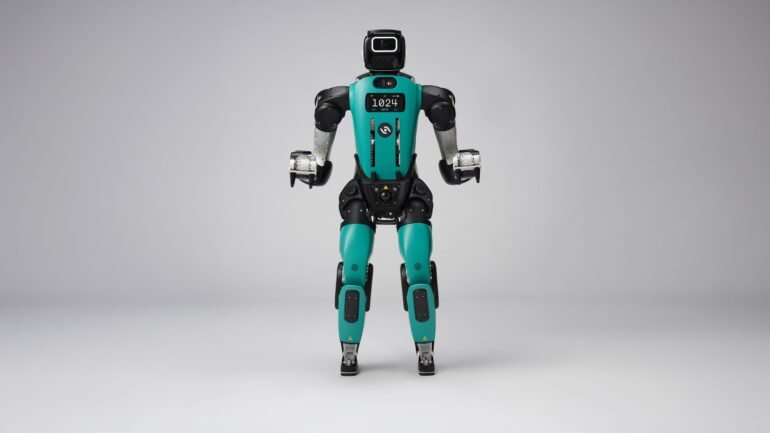 Humanoider Industrieroboter Digit 5 von Agility Robotics vor hellem Hintergrund.