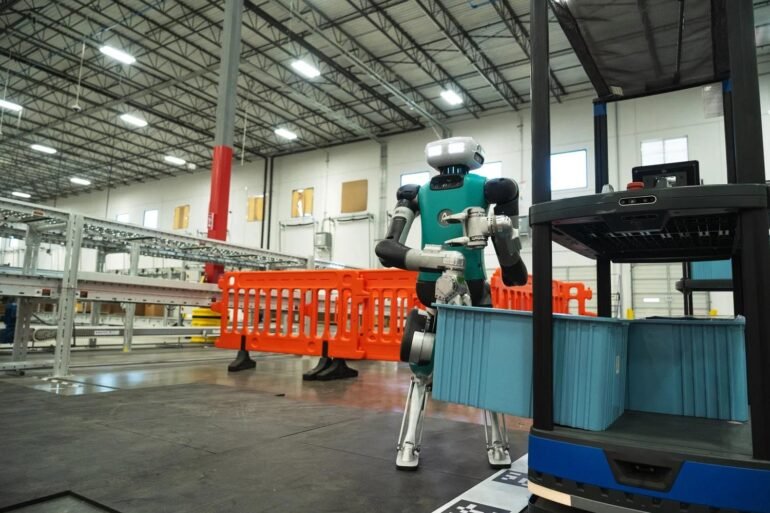 Humanoider Roboter Digit von Agility Robotics, dessen Einsatz AGCO ab 2027 in einer Landmaschinenfabrik testen will.