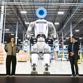 Humanoider Roboter Atlas von Boston Dynamics bei der Vorstellung der Hyundai-Robotikstrategie auf der CES 2026.