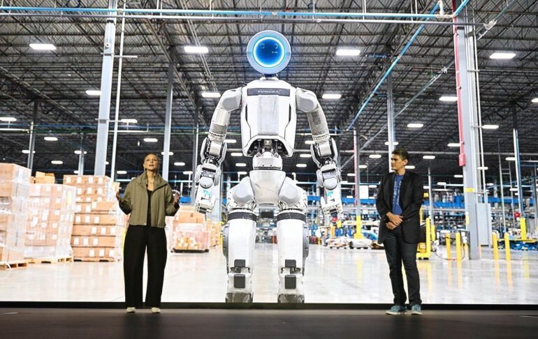 Humanoider Roboter Atlas von Boston Dynamics bei der Vorstellung der Hyundai-Robotikstrategie auf der CES 2026.