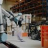 Dualarmiger Sereact-Roboter bearbeitet Zalando-Retouren in einem europäischen Logistikzentrum