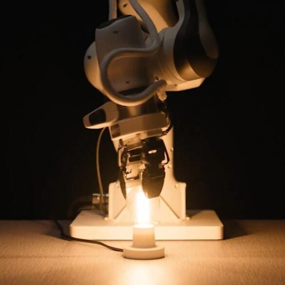 Roboterarm von Eka Robotics schraubt eine Glühbirne ein und nutzt Kraftinformationen für präzise Manipulation.