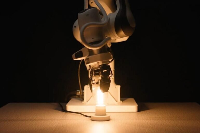 Roboterarm von Eka Robotics schraubt eine Glühbirne ein und nutzt Kraftinformationen für präzise Manipulation.