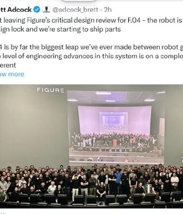 Figure-CEO Brett Adcock zeigt die Entwicklung der humanoiden Roboter von Figure 01 bis Figure 04 während der All-Hands-Präsentation 2026.
