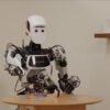 Genie 4 simuliert einen humanoiden Apptronik-Apollo-Roboter beim Damespiel in einer KI-generierten Umgebung.