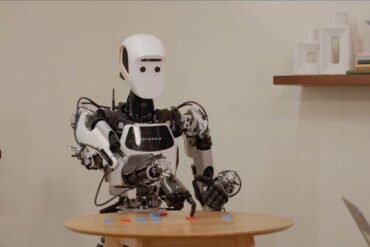 Genie 4 simuliert einen humanoiden Apptronik-Apollo-Roboter beim Damespiel in einer KI-generierten Umgebung.