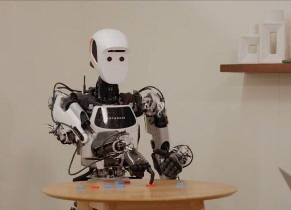 Genie 4 simuliert einen humanoiden Apptronik-Apollo-Roboter beim Damespiel in einer KI-generierten Umgebung.