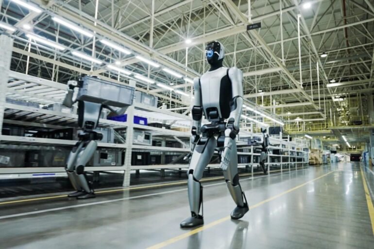 UBTECH Walker S2 bei einem Test in der Aufzugsfertigung von Hitachi