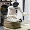 LG CLOiD Haushaltsroboter demonstriert das Falten von Wäsche in einer modernen Wohnumgebung.