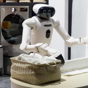 LG CLOiD Haushaltsroboter demonstriert das Falten von Wäsche in einer modernen Wohnumgebung.