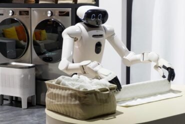LG CLOiD Haushaltsroboter demonstriert das Falten von Wäsche in einer modernen Wohnumgebung.