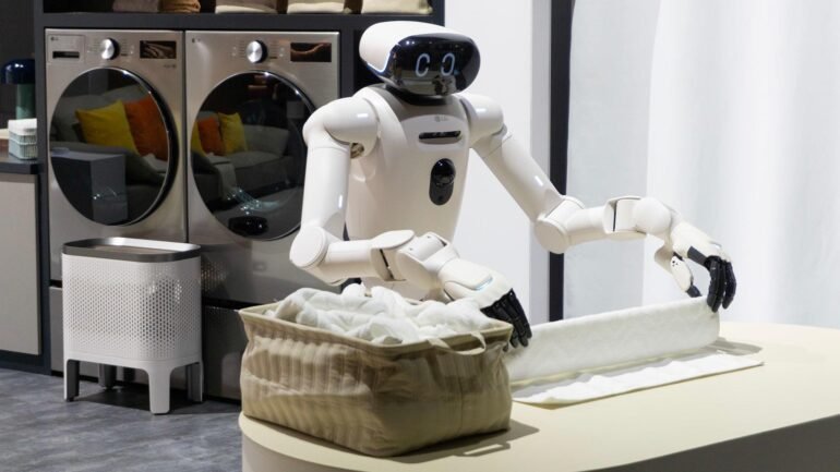 LG CLOiD Haushaltsroboter demonstriert das Falten von Wäsche in einer modernen Wohnumgebung.