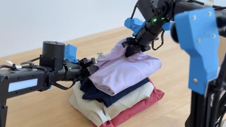 MindOn Mind-1 faltet Kleidung mit zwei Roboterarmen auf einer Arbeitsfläche