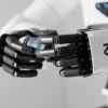 Roboterhand von NEURA Robotics greift ein Bauteil. Neuron AI soll visuelle, taktile und akustische Informationen für präzise Roboteraktionen kombinieren.