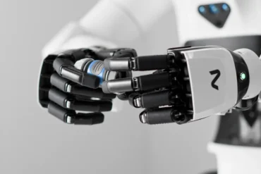 Roboterhand von NEURA Robotics greift ein Bauteil. Neuron AI soll visuelle, taktile und akustische Informationen für präzise Roboteraktionen kombinieren.