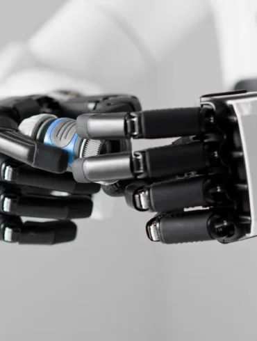 Roboterhand von NEURA Robotics greift ein Bauteil. Neuron AI soll visuelle, taktile und akustische Informationen für präzise Roboteraktionen kombinieren.
