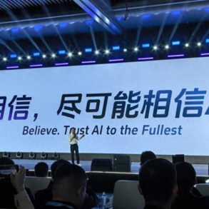 Unitree-Gründer Wang Xingxing spricht auf der World Physical AI Conference 2026 in Hangzhou über KI und Roboterentwicklung.