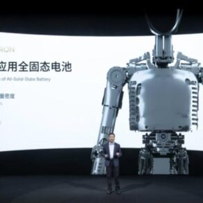 XPENG-Vizepräsident Gu Jie präsentiert auf dem SAECCE-Kongress 2026 die Feststoffbatterie für den humanoiden Roboter IRON.