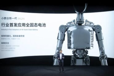 XPENG-Vizepräsident Gu Jie präsentiert auf dem SAECCE-Kongress 2026 die Feststoffbatterie für den humanoiden Roboter IRON.