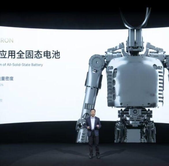 XPENG-Vizepräsident Gu Jie präsentiert auf dem SAECCE-Kongress 2026 die Feststoffbatterie für den humanoiden Roboter IRON.