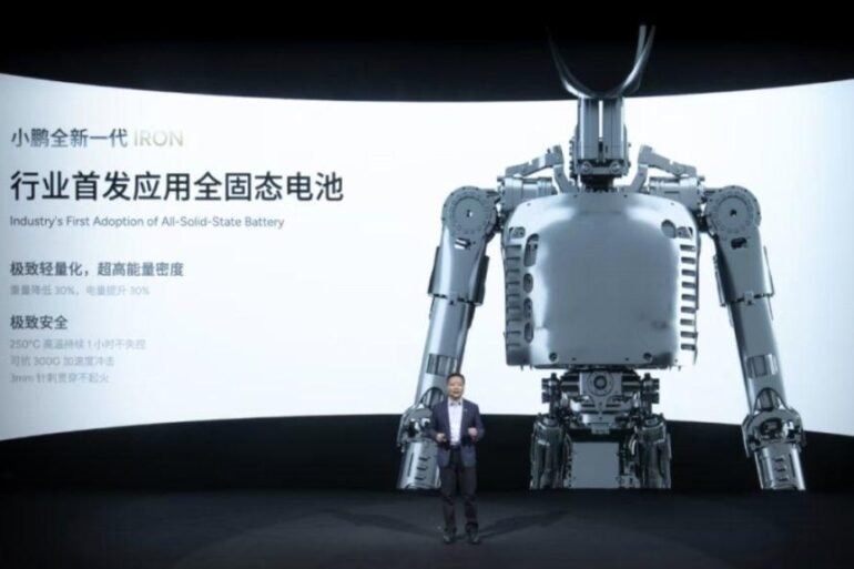 XPENG-Vizepräsident Gu Jie präsentiert auf dem SAECCE-Kongress 2026 die Feststoffbatterie für den humanoiden Roboter IRON.