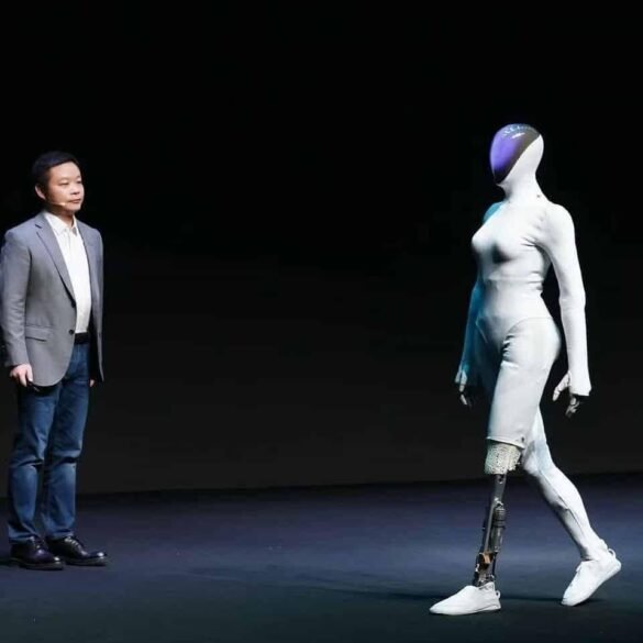 XPENG präsentiert den neuen humanoiden Roboter IRON auf dem AI Day 2025 in Guangzhou.