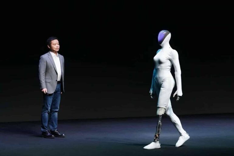 XPENG präsentiert den neuen humanoiden Roboter IRON auf dem AI Day 2025 in Guangzhou.